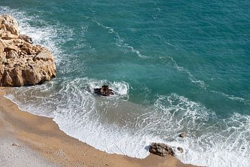 Vagues et eau de mer écumante sur la plage