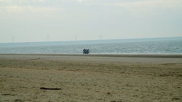 Wielrenners op het strand van Luna Reehorst