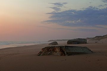 Verwitterte Bunker aus dem Zweiten Weltkrieg. von Coos Photography