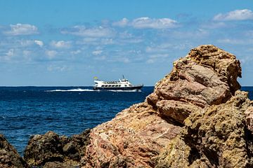 Kust aan de baai Cala Tuent op het Baleareneiland Mallorcad veerboot van Reiner Conrad