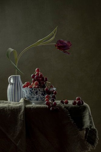 Still life 'Winter grape'