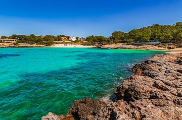 Prachtig uitzicht op het strand van Portocolom op Mallorca van Alex Winter