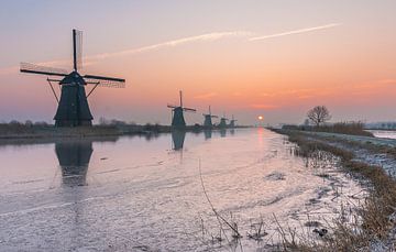 Sonnenaufgang Windmühlen Kinderdijk im Winter von Mark den Boer