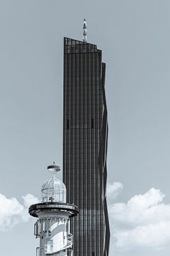 Vuurtoren en DC Toren 1 in Wenen - monochroom van Werner Dieterich