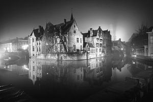 Der Rozenhoedkaai bei Nacht: Der berühmteste Platz von Brügge (Monochrom)