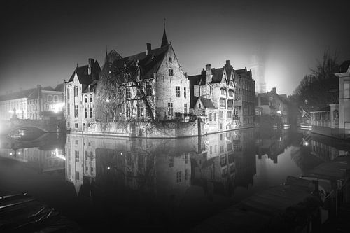 Le Rozenhoedkaai de nuit : le lieu le plus célèbre de Bruges (Monochrome)