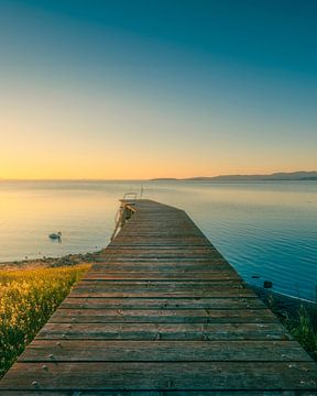 Holzsteg am Trasimeno-See und ein Schwan bei Sonnenuntergang, Umbrien von Stefano Orazzini