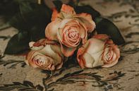 Hollandse rozen op een vintage tafel van Gonnie van Roij thumbnail