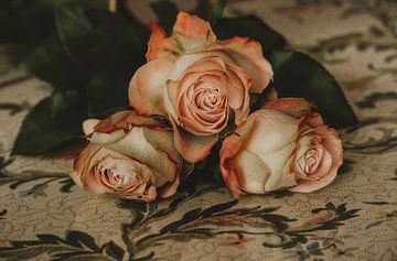 Hollandse rozen op een vintage tafel van Gonnie van Roij