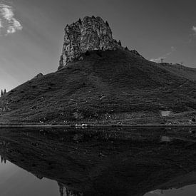 Felswand spiegelt sich im Bergsee von Steven Van Aerschot