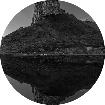 Rotswand spiegelend in bergmeer van Steven Van Aerschot