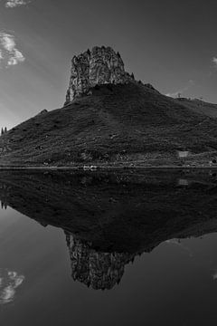 Rotswand spiegelend in bergmeer van Steven Van Aerschot