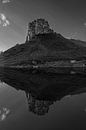 Rotswand spiegelend in bergmeer van Steven Van Aerschot thumbnail