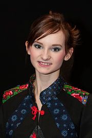 Studioportret in traditionele klederdracht van Huisinga Fotografie