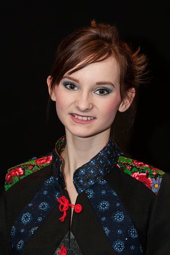 Studioportret in traditionele klederdracht