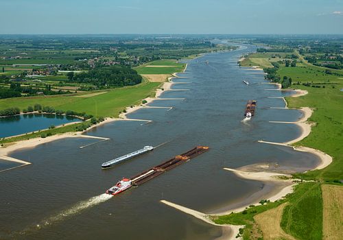 Binnenvaartschepen op rivier de Waal.