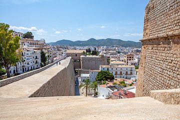 Uitzicht over de muur van de oude stad richting Ibiza-stad van t.ART