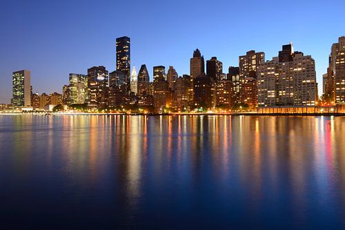 Midtown Manhattan Skyline in de avond gezien vanaf Roosevelt Island