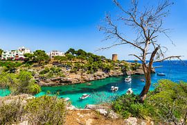 Mer Méditerranée Espagne, belle baie avec des bateaux à Cala Pi