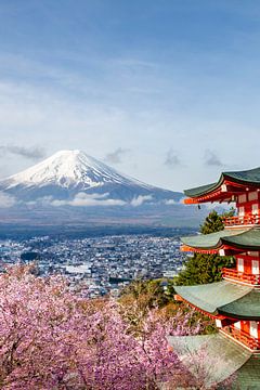 Uniek uitzicht op de berg Fuji met Chureito pagode voor het bekijken van kersenbloesem van Melanie Viola