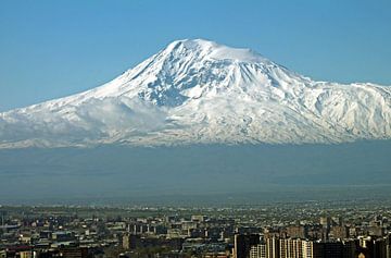 De berg Ararat torent boven de oude stad Jerevan uit. van Mikhail Pogosov