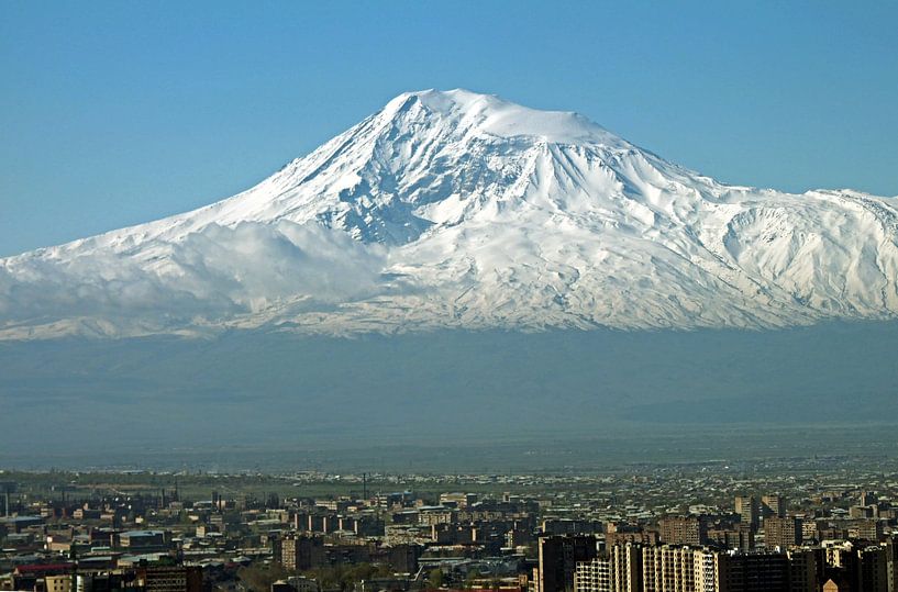 Der Berg Ararat überragt die alte Stadt Eriwan. von Mikhail Pogosov