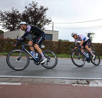 Bert Van Lerberghe met Fabio Jakobsen in zijn wiel op zoek naar de overwinning van FreddyFinn