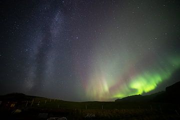 Noorderlicht en melkweg boven IJsland van Ken Costers