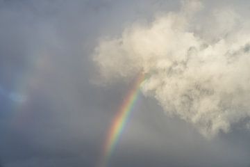 Regenboog tussen wolken