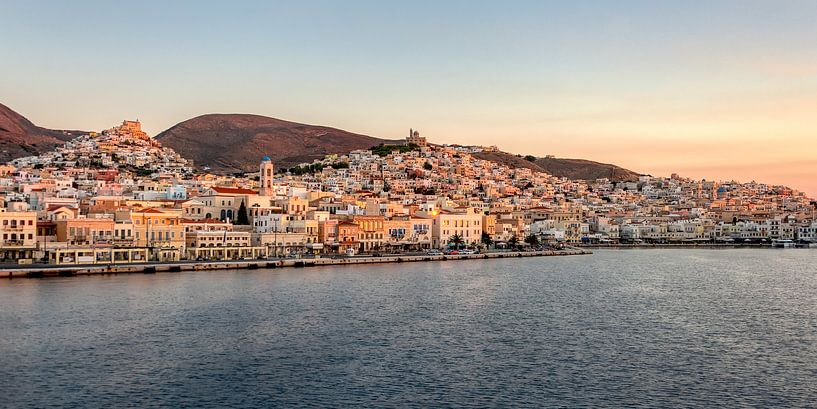 Panorama van Ermoupoli, Syros, Cycladen, Griekenland van Katho Menden