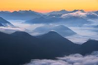 Ein vernebelter Herbstmorgen in den Bayerischen Alpen
