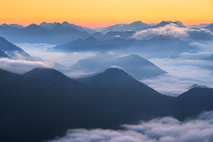 Ein vernebelter Herbstmorgen in den Bayerischen Alpen von Daniel Gastager