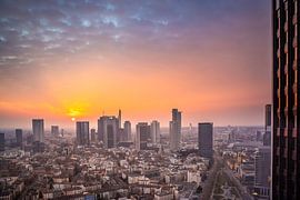 Zonsopgang over de skyline van Frankfurt van Fotos by Jan Wehnert