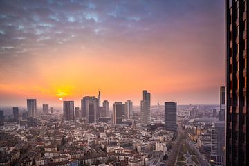 Zonsopgang over de skyline van Frankfurt van Fotos by Jan Wehnert