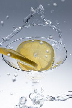 De citroen valt in een glas met water 2 van Marc Heiligenstein