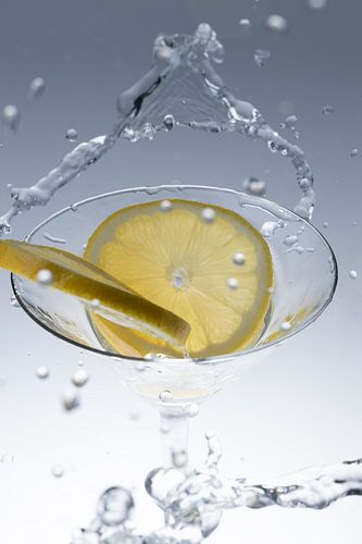 Le citron tombe dans un verre d'eau 2