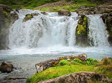 Dichtbij de bruisende waterval, IJsland van Rietje Bulthuis