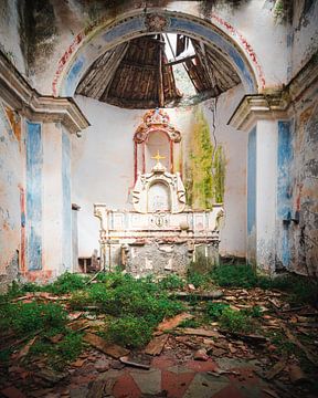 Verlaten Kerk in Italië. van Roman Robroek