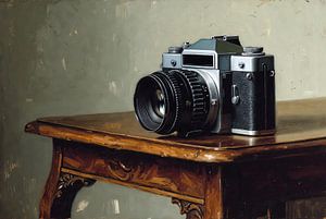 Vieux appareil photo reflex et table encore plus ancienne