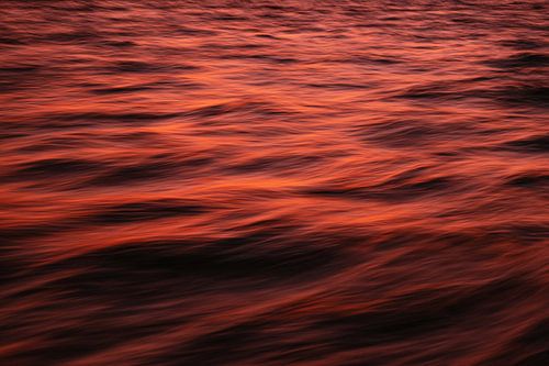 Bewegtes Wasser mit Sonnenuntergang