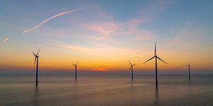 Windturbinen in einem Offshore-Windpark produzieren Strom