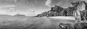 Paradisischer Strand auf den Seychellen in schwarzweiss.