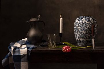 Stilleven met glas, tulp en Delftsblauwe vaas van Alexander Tromp