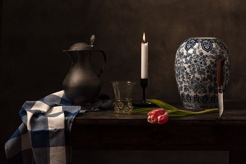 Stilleven met glas, tulp en Delftsblauwe vaas