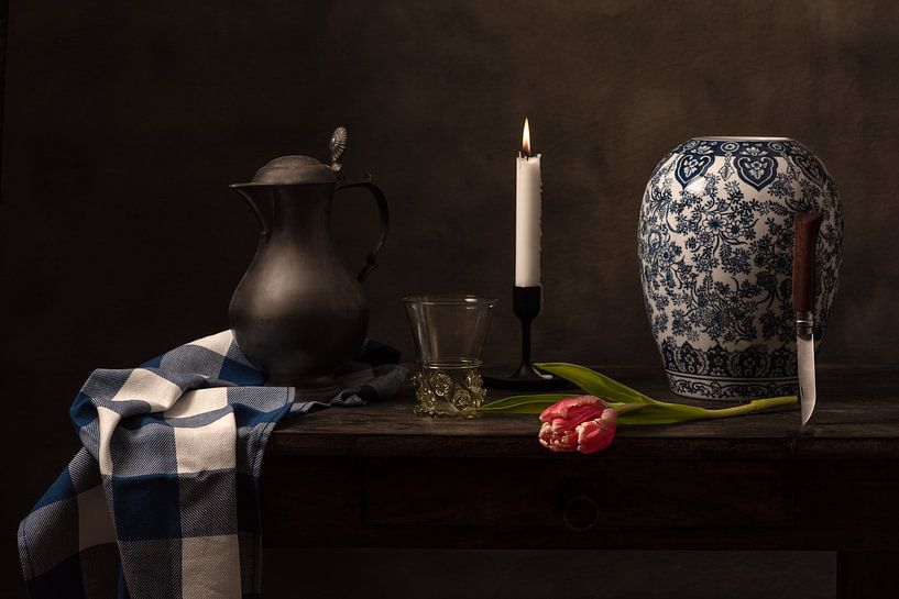 Stilleven met glas, tulp en Delftsblauwe vaas van Alexander Tromp