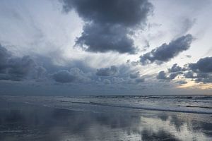 Le ciel, les nuages et l'eau deviennent bleus