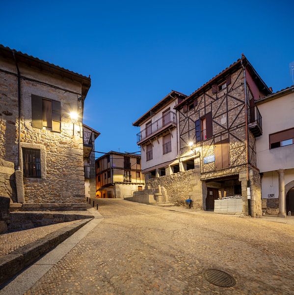 Straat in Miranda del Castanar in Spanje bij avond van Joost Adriaanse