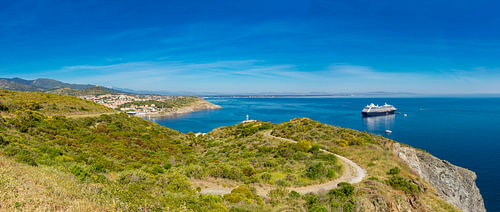 Blick auf die Bucht von Port-Vendres vom Cap Béar aus, mit einem vor Anker liegenden Kreuzfahrtschif