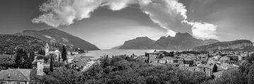 Ciel d'été en noir et blanc au-dessus de Torbole au lac de Garde sur Manfred Voss, Schwarz-weiss Fotografie