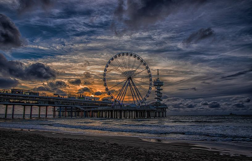 Scheveningen bij zonsondergang uitzicht pier en reuze rad van Giel Ketting